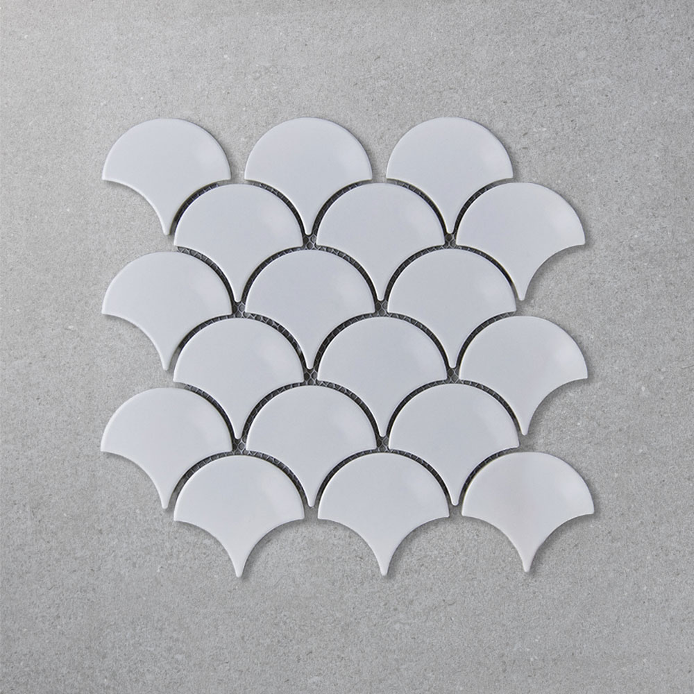 Fika fishscale shiny white 0,293 x 0,274  czg251x (11 un  x caja) 


